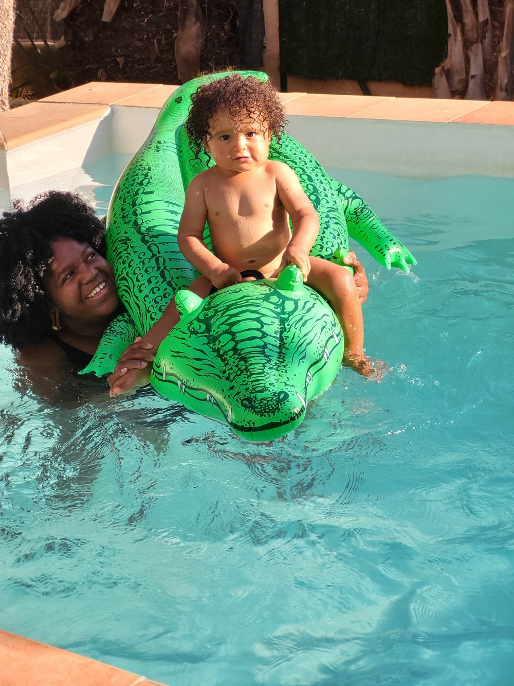 Siloë dans la piscine d'Eric sur le crocodile